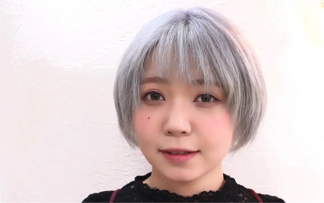 ショート カラー アッシュ ブリーチ ケアブリーチ ホワイトアッシュ ポ コのヘアスタイル