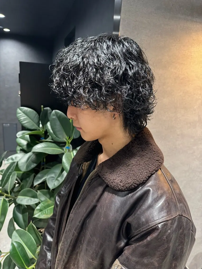 ショート カラー パーマ ヘアアレンジ メンズ メンズブリーチ センターパート メンズハイライト メンズハイトーン マッシュ スパイキー/フェザー /波巻き/かいとのヘアスタイル