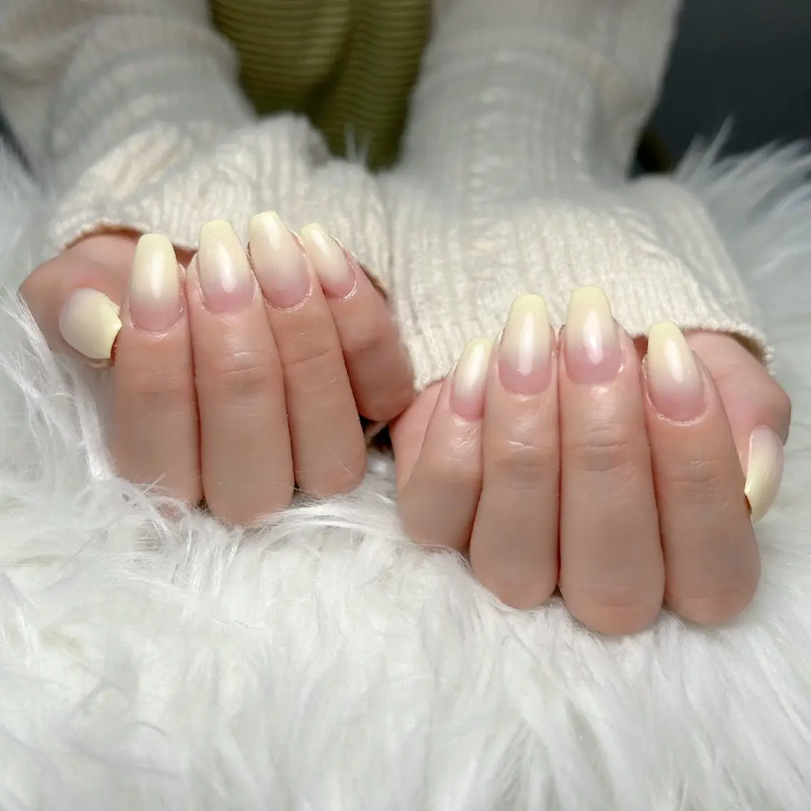 ネイル グラデーション 黄色 ハンドネイル UM Nail Salonのネイルデザイン