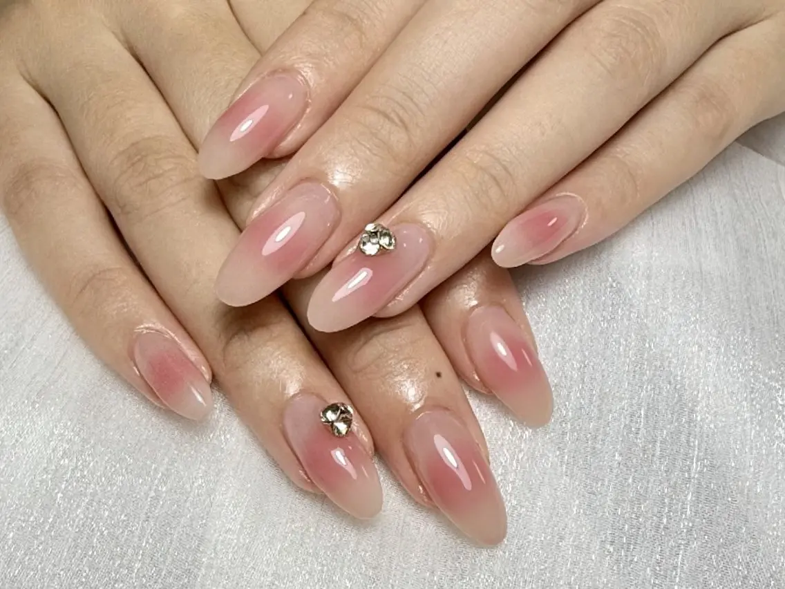 【HAND】🌸超優しい チークネイル 真ん中にチークのようにホワット血色感を与えるデザイン、オフィスもおすすめの写真