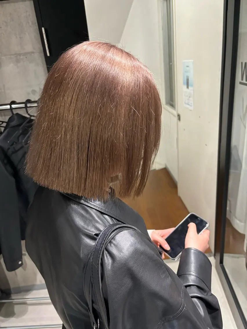ショート カラー ブリーチ グレージュ ミルクティーグレージュ カット ヘアカラー トリートメント _WHITE / KENTOのヘアスタイル