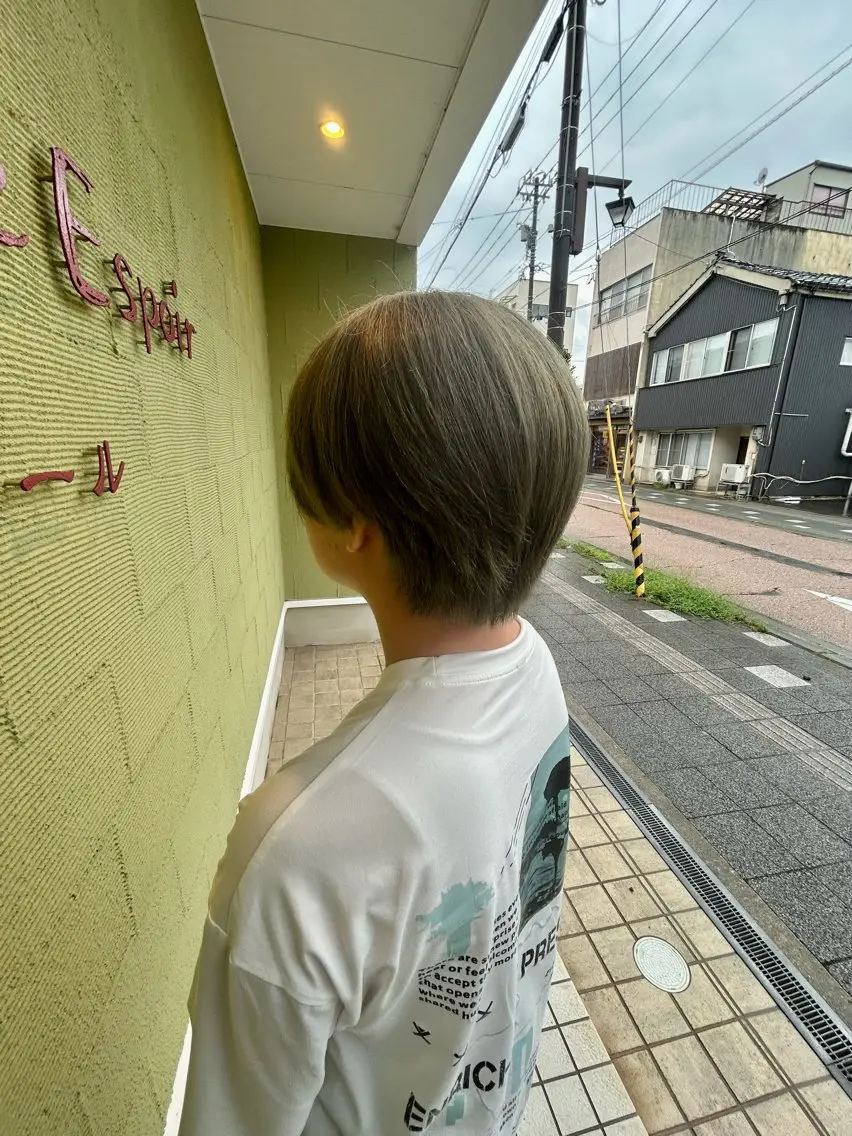 ショート カラー オリーブカラー 坂口 遥香のヘアスタイル
