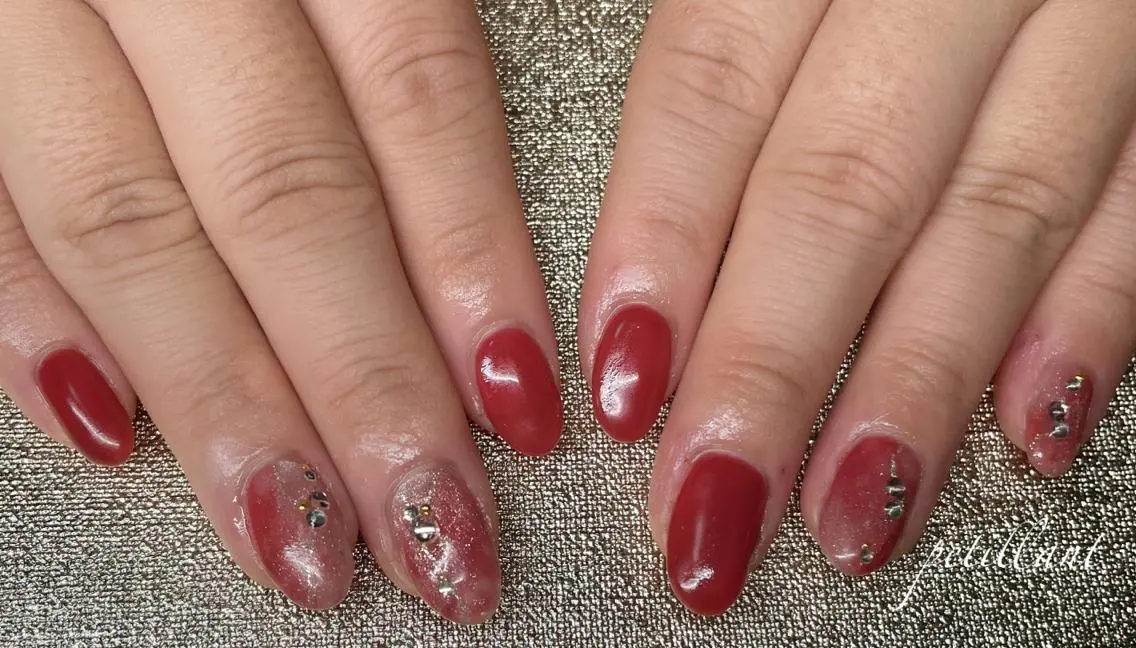 ネイル キラキラネイル 赤色 nail salon petillantのネイルデザイン