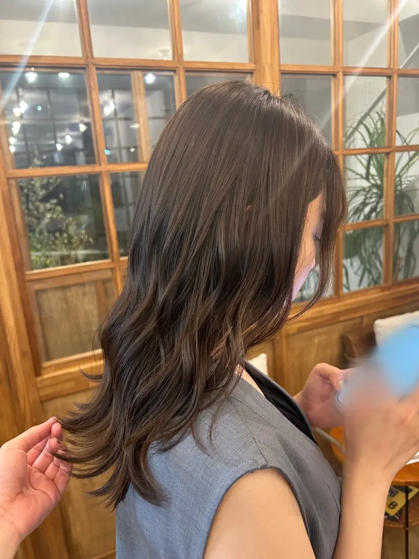 セミロング カラー オリーブカラー ササキ カノンのヘアスタイル