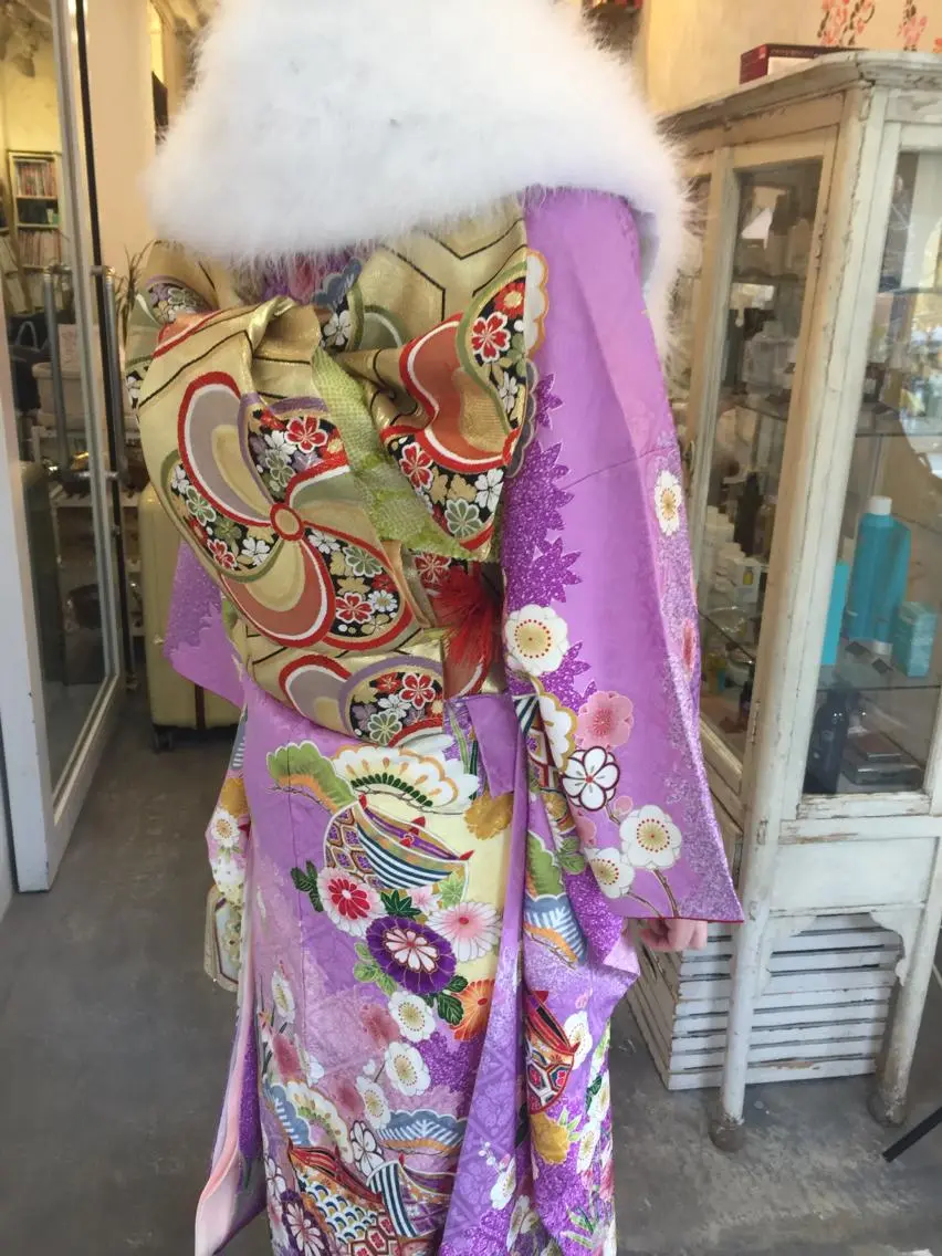 着付け（前もってご連絡いただければ、お着物のレンタル屋さんとの提携がありますので、割引価格でお着物のレンタルが可能です）の写真