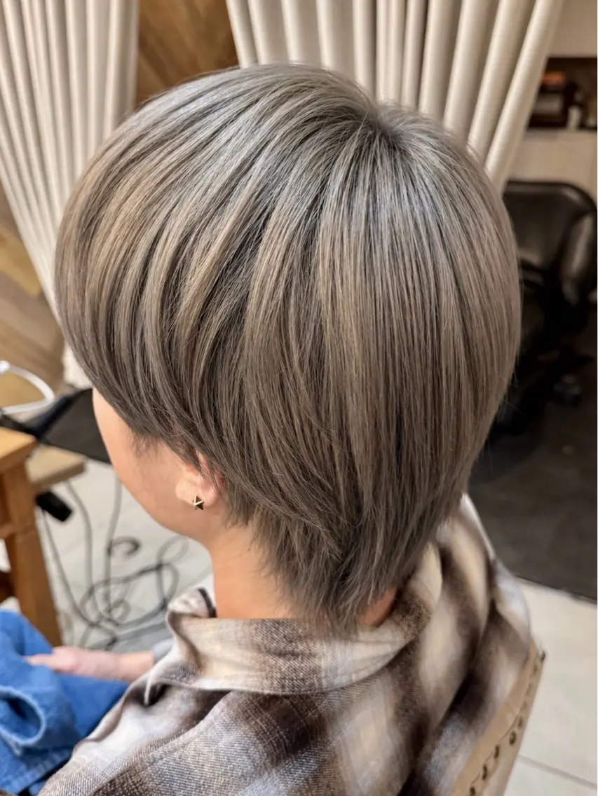 カラー メンズ メンズウルフカット シルバー ウルフカット RYOKA🫍 レイヤー/ハイトーンのヘアスタイル