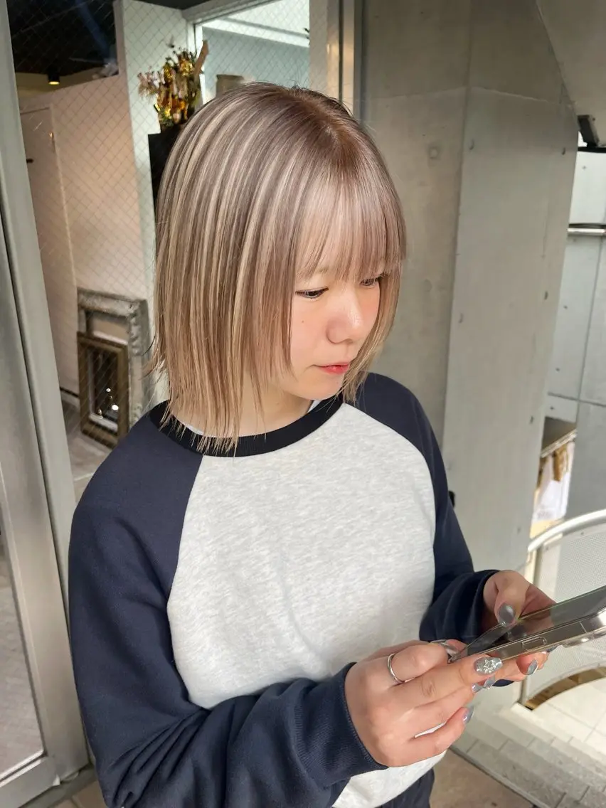 ミディアム カラー ベージュカラー デザインカラー ハイライトカラー ホワイトベージュ ハイライト カット ヘアカラー トリートメント ミルクティーベージュ ブリーチ 店長 清水のヘアスタイル