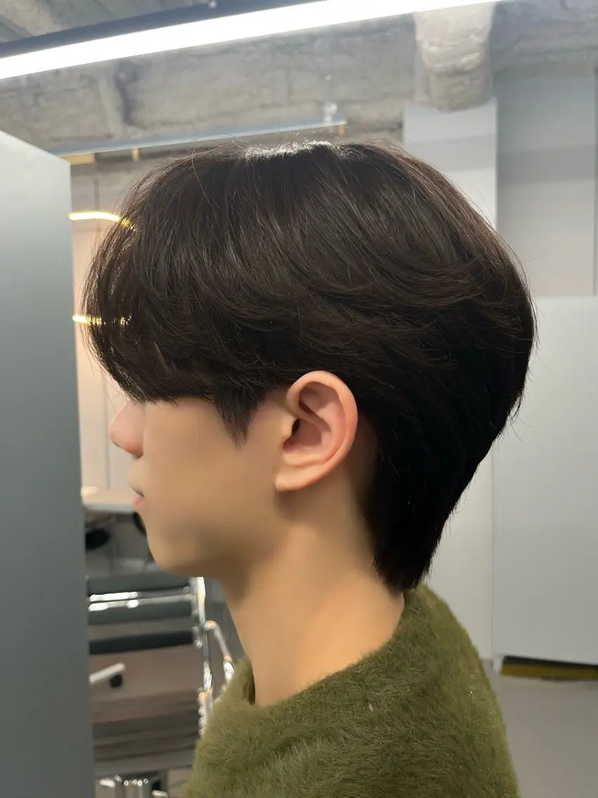 メンズ センターパート ダウンパーマ メンズパーマ アイカ🐺 メンズ韓国ヘアのヘアスタイル