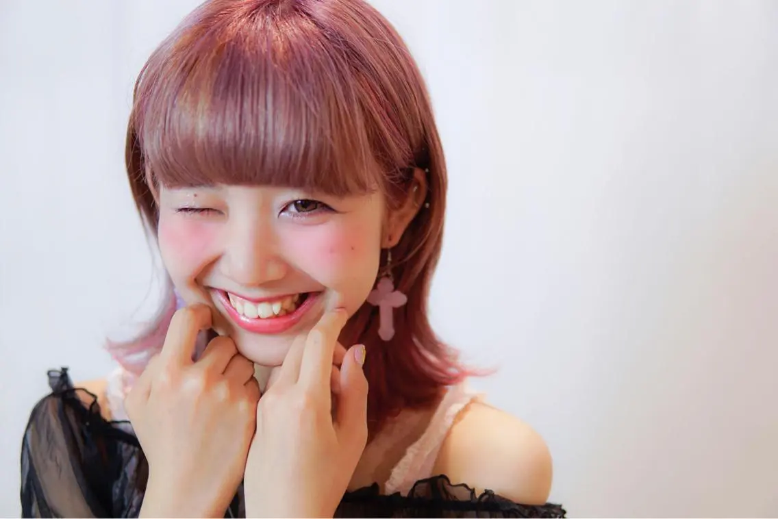 ショート ミディアム カラー ピンクカラー ワイドバング 髪質改善、エクステ 山口卓哉のヘアスタイル