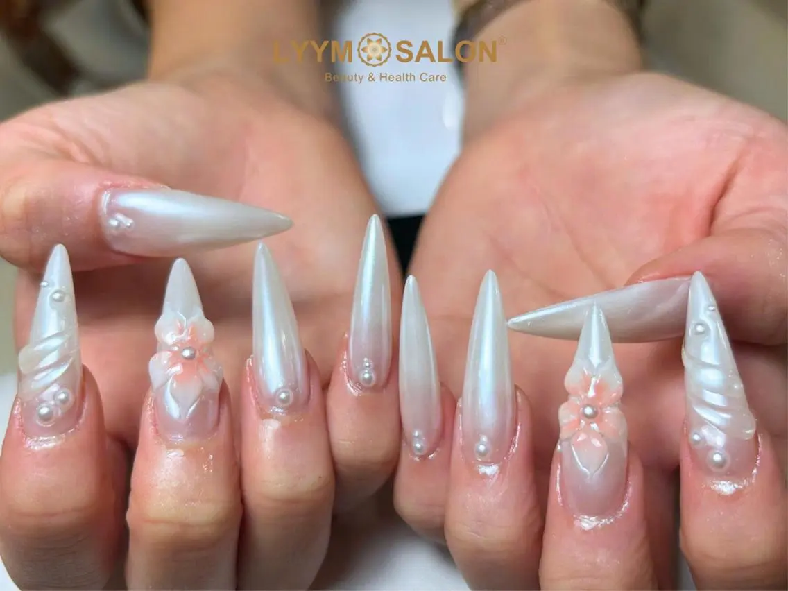 ネイル アートネイル フラワーネイル ジェルネイル キラキラネイル ロングネイル ハンドネイル LYYM Salonのネイルデザイン