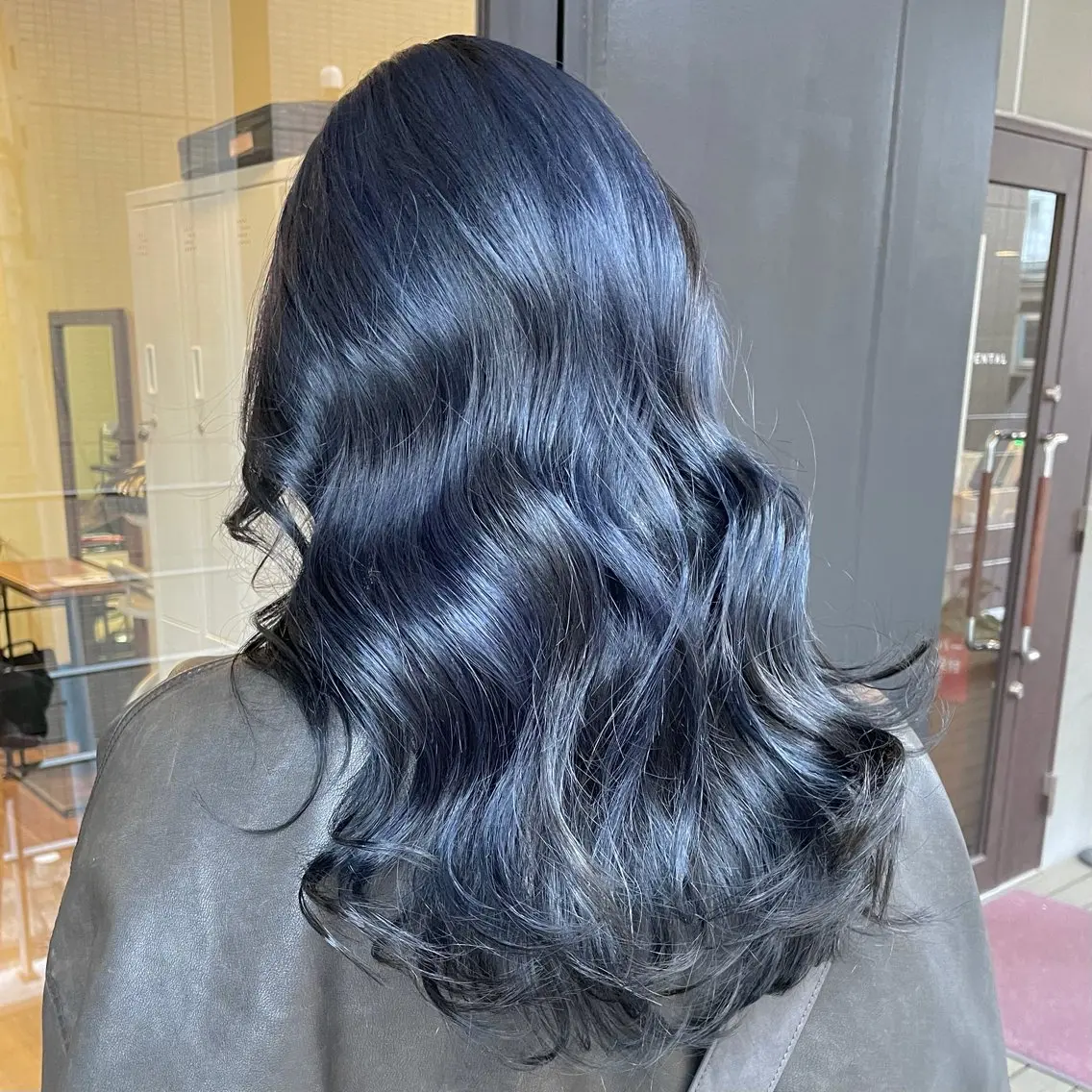 ミディアム カラー ヘアアレンジ ブリーチ ブルーカラー デザインカラー ネイビーカラー トリートメント カット ヘアカラー 💙韓国レイヤー 寒色カラー💙のヘアスタイル