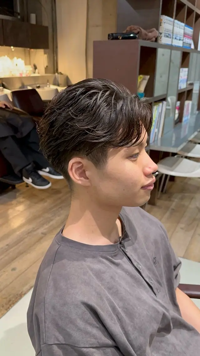 パーマ メンズ センターパート フェザーパーマ メンズパーマ カット パーマ fifth原宿 宮部蓮のヘアスタイル