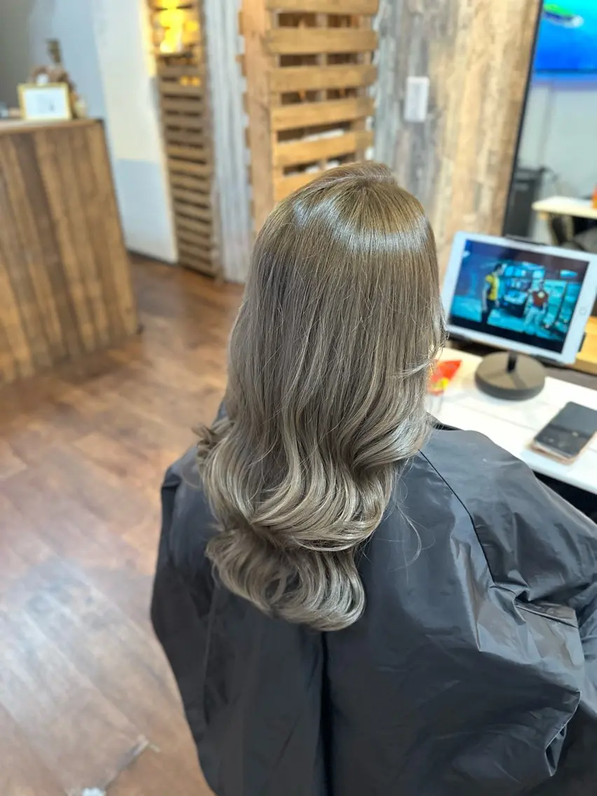 ロング カラー グレージュ カット ヘアカラー トリートメント Luzir⭐︎ GEN⭐︎のヘアスタイル