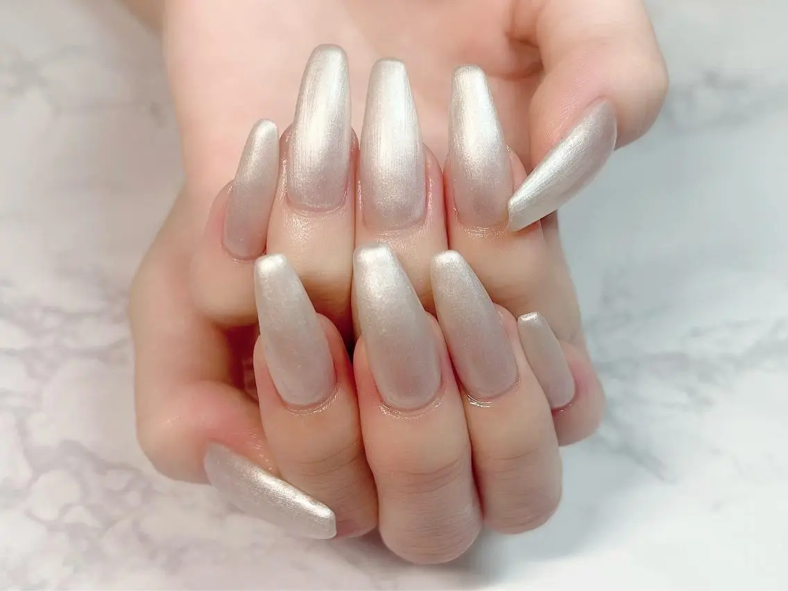 ネイル ワンカラーネイル シルバー シンプルネイル ホワイト ハンドネイル Nail Salon KURELLYのネイルデザイン