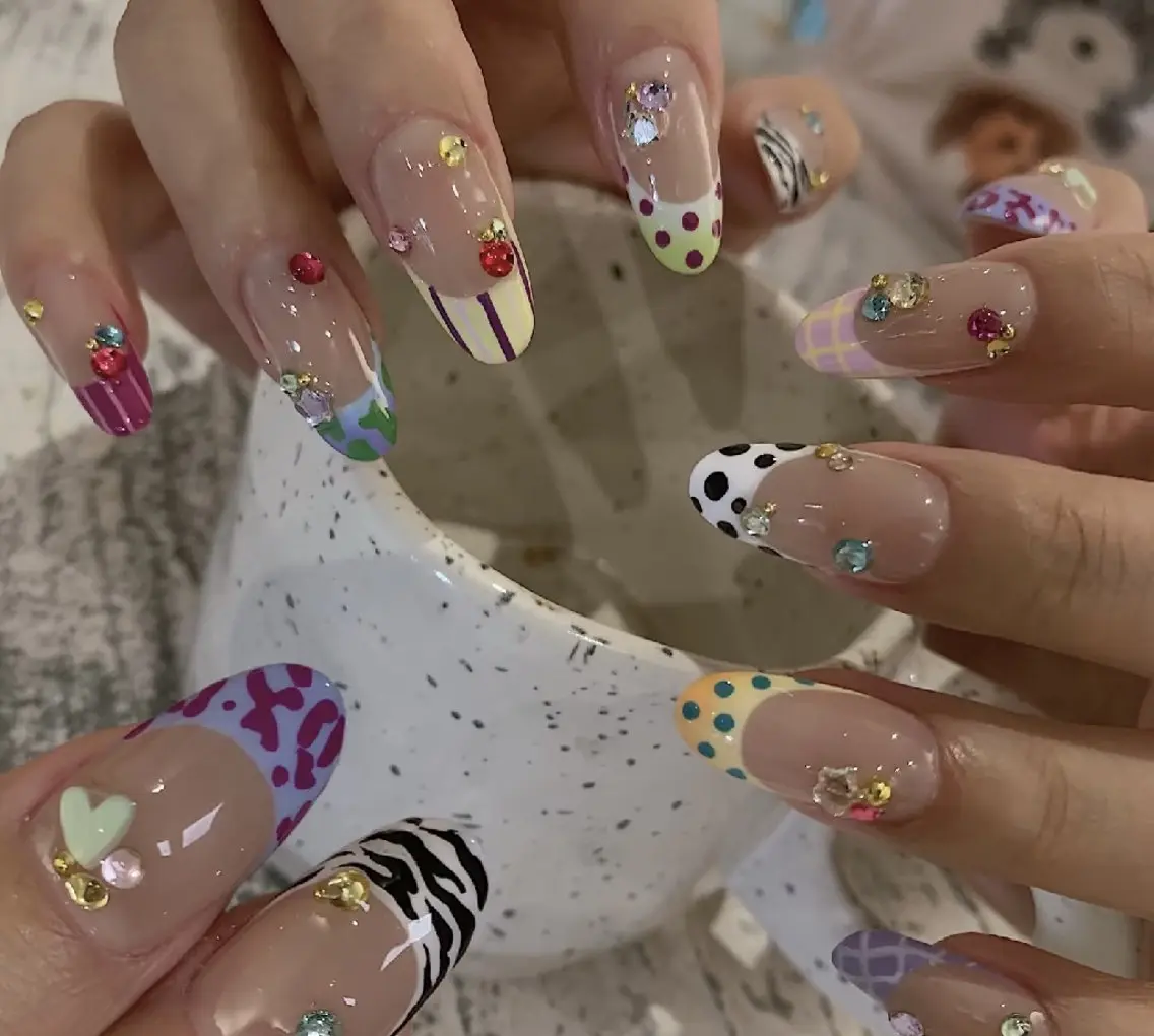 ネイル チークネイル フレンチネイル ジェルネイル ガーリー キラキラネイル ハンドネイル UM Nail Salonのネイルデザイン