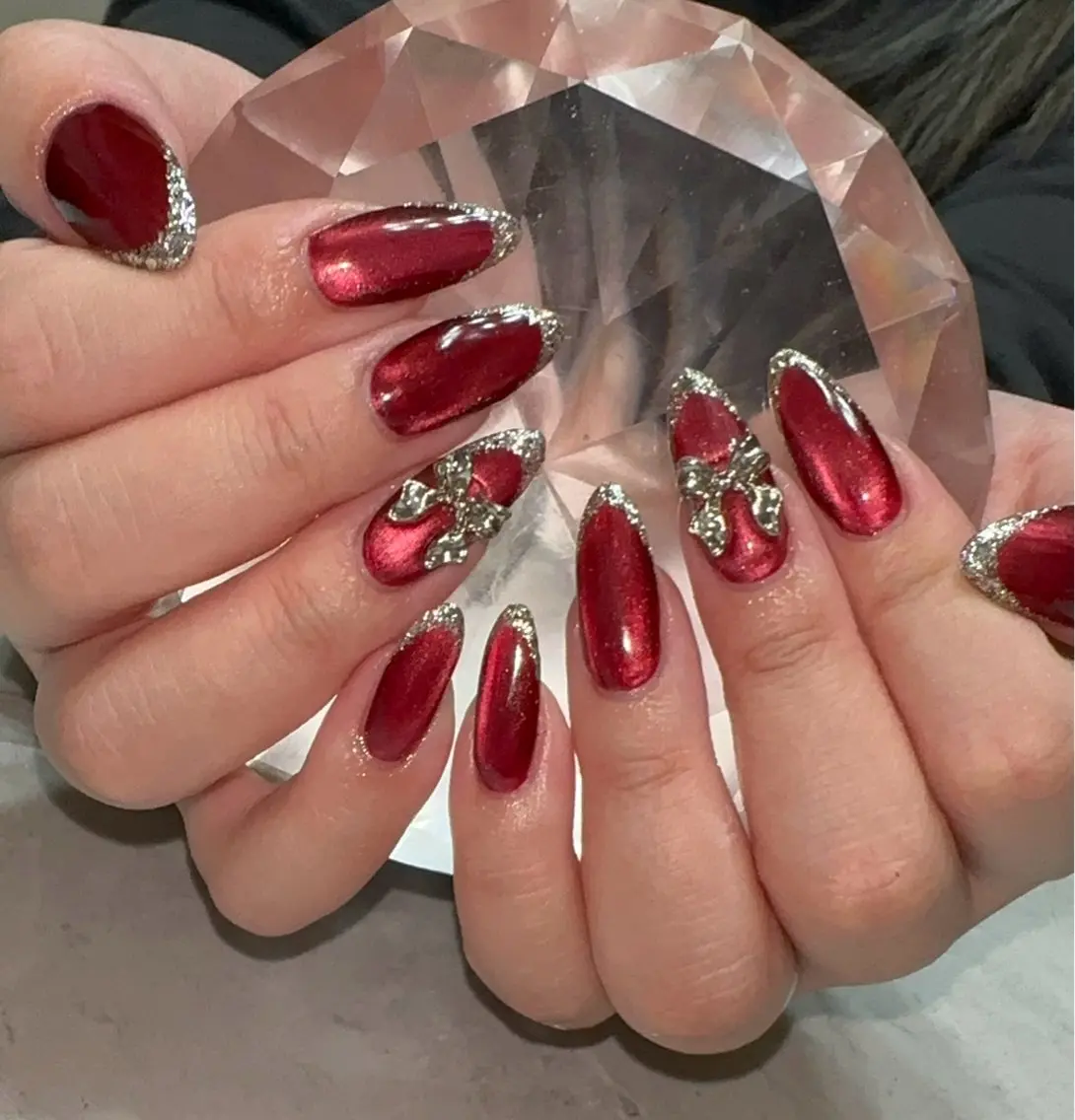 ネイル マグネットネイル 赤色 リボン シルバー 冬ネイル ハンドネイル with nail.のネイルデザイン