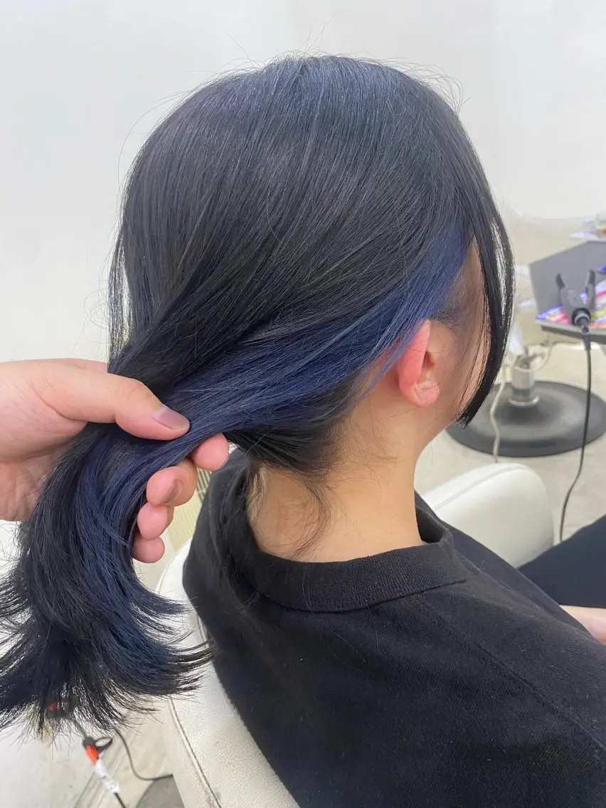 ミディアム カラー 黒髪 ブルーカラー インナーカラー 羽澤 亨威【髪質改善】のヘアスタイル
