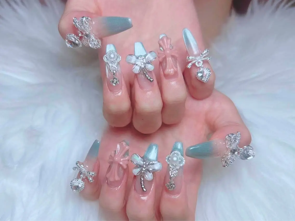 ネイル ブルー 長さ出し グラデーション キラキラネイル 韓国ネイル ハンドネイル Hana Rose Nailのネイルデザイン