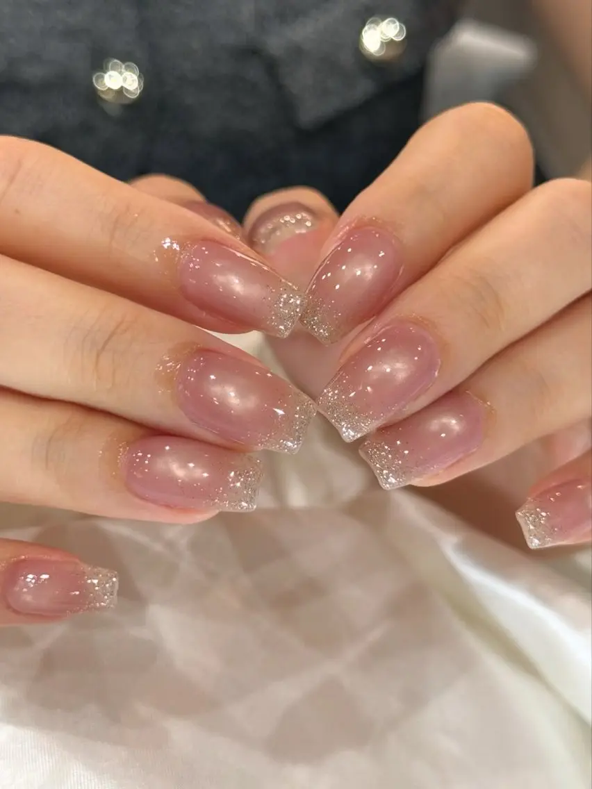 🦋✨水光マグネット×先端キラキララメグラ💎 ¥6,980 オフィスネイルの写真