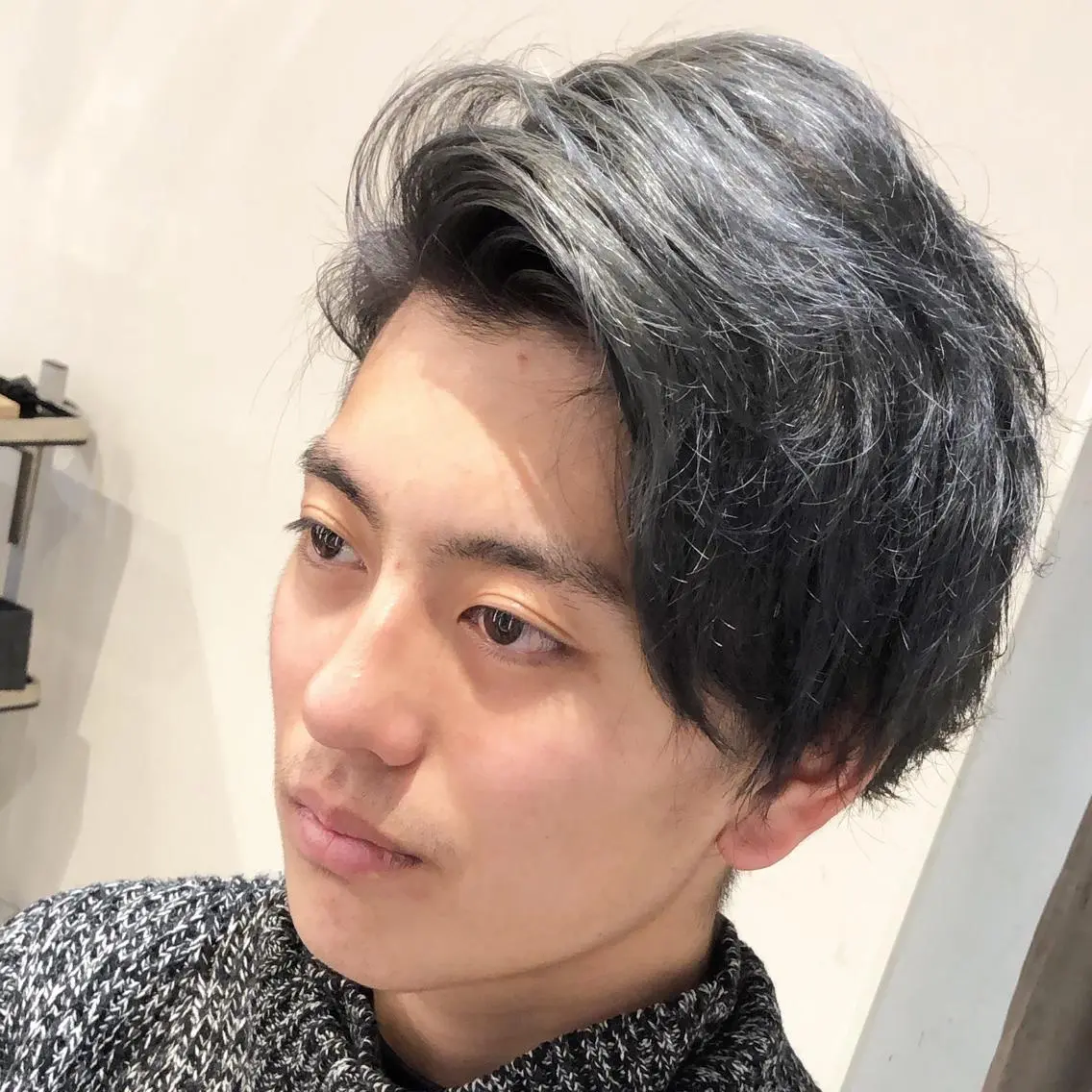 ミディアム カラー メンズ メンズブリーチ ブリーチ ダブルカラー シルバー メンズヘア特化 崎田 成人のヘアスタイル