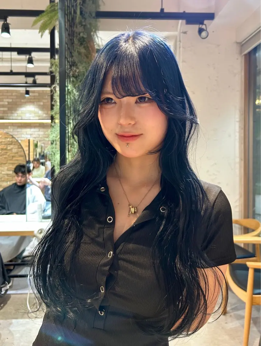 ロング カラー 黒髪 ブルーカラー ブルーブラック 顔周りカット カット ヘアカラー 美髪縮毛 COCOROのヘアスタイル