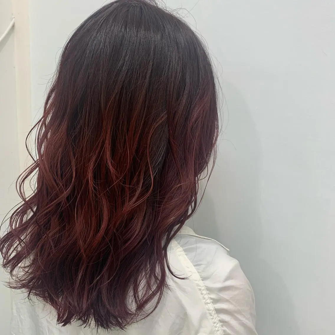 セミロング カラー グラデーションカラー レッドカラー 川上 紗也加のヘアスタイル
