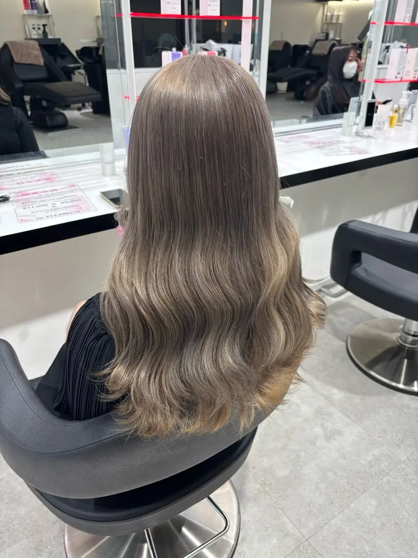 【当日予約大歓迎🙆♀️】カット💇♀️➕ハイライト(海外風デザインカラー🩶)の写真