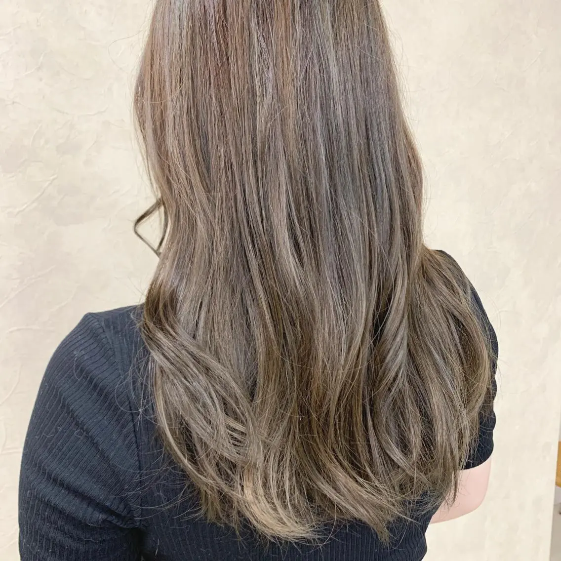 セミロング カラー ヘアアレンジ ベージュカラー ハイライトカラー オリーブベージュ ハイライト 眉毛ワックス konomiの眉毛・アイブロウイメージ