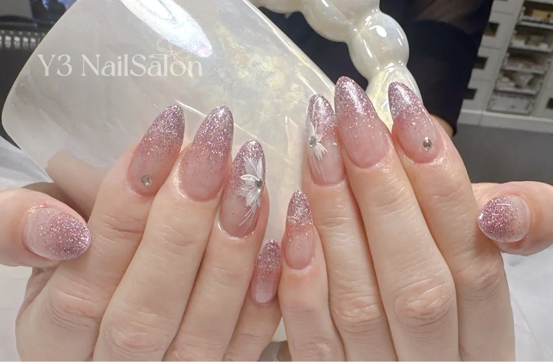 ネイル フラワーネイル ラメ(グリッター) ラメグラデーション ワンカラーネイル ネイルチップ ハンドネイル Y3 NailSalonのネイルデザイン