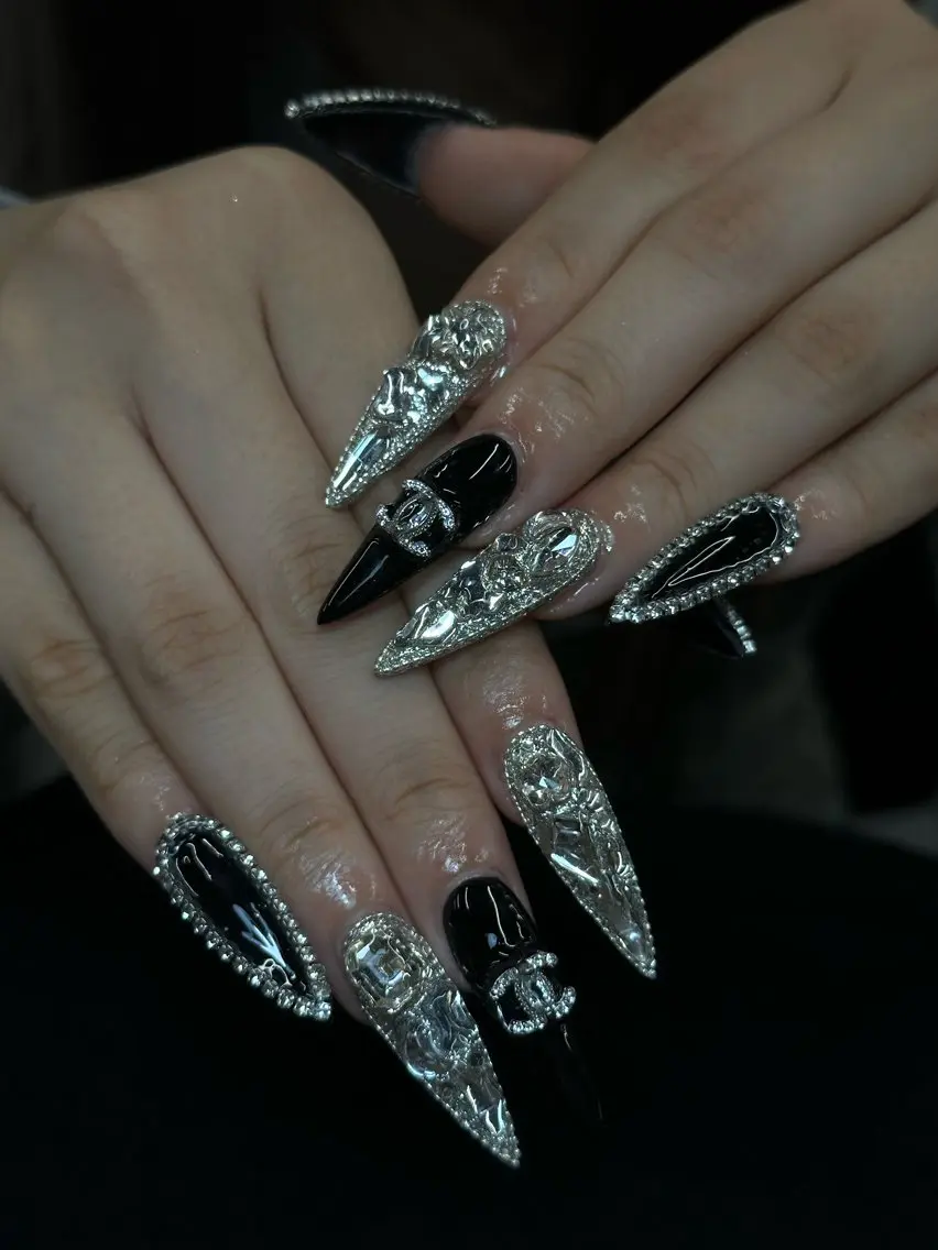 ネイル ジェルネイル ロングネイル スカルプネイル シルバー ワンホンネイル Iconic Nailのネイルデザイン