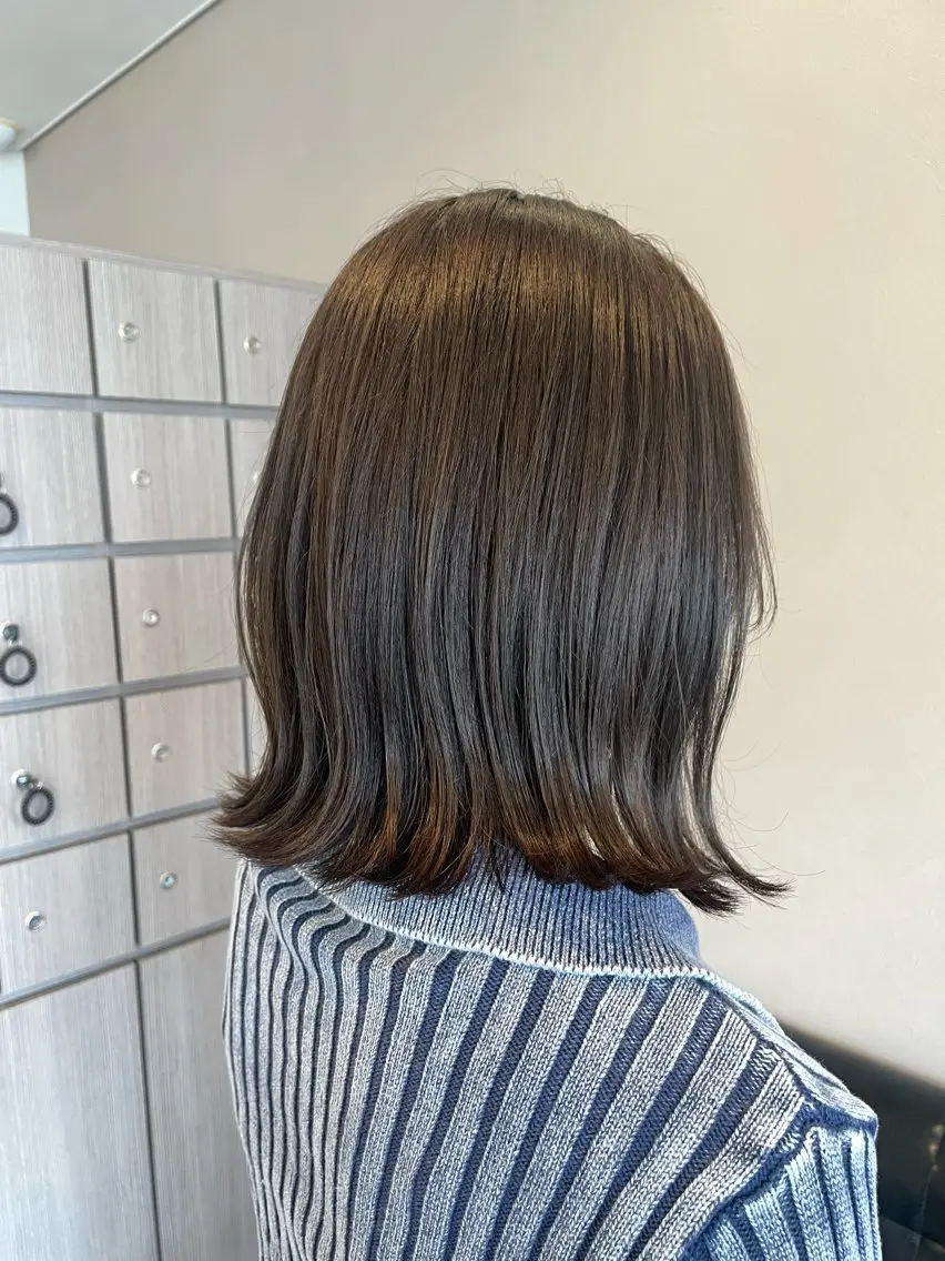 ミディアム カラー 透明感カラー グレージュ ボブ mio 🍒レイヤーカットのヘアスタイル