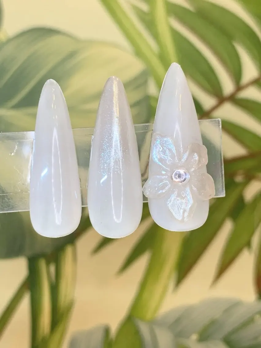 「ミニモ限定」ラーワンカラー🌸3Dフラワーネイル /  3Dフラワー左右1本　（オフ無し）の写真