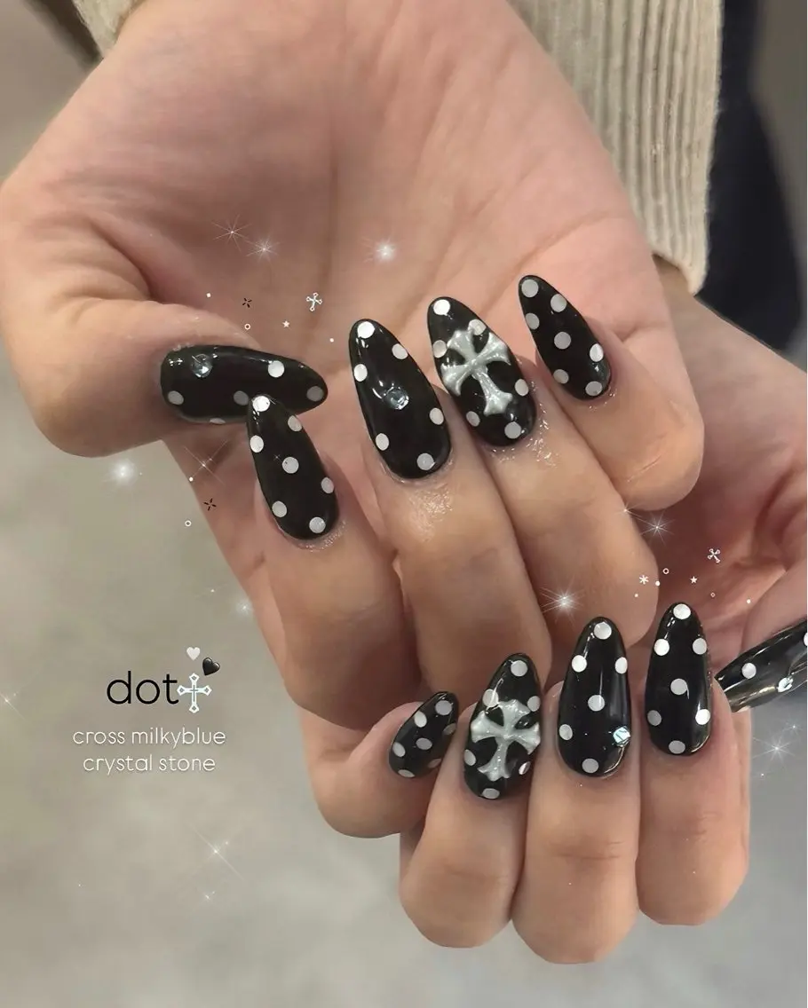 ネイル ドット キラキラネイル 韓国ネイル ワンホンネイル nail salon Lumoreのネイルデザイン