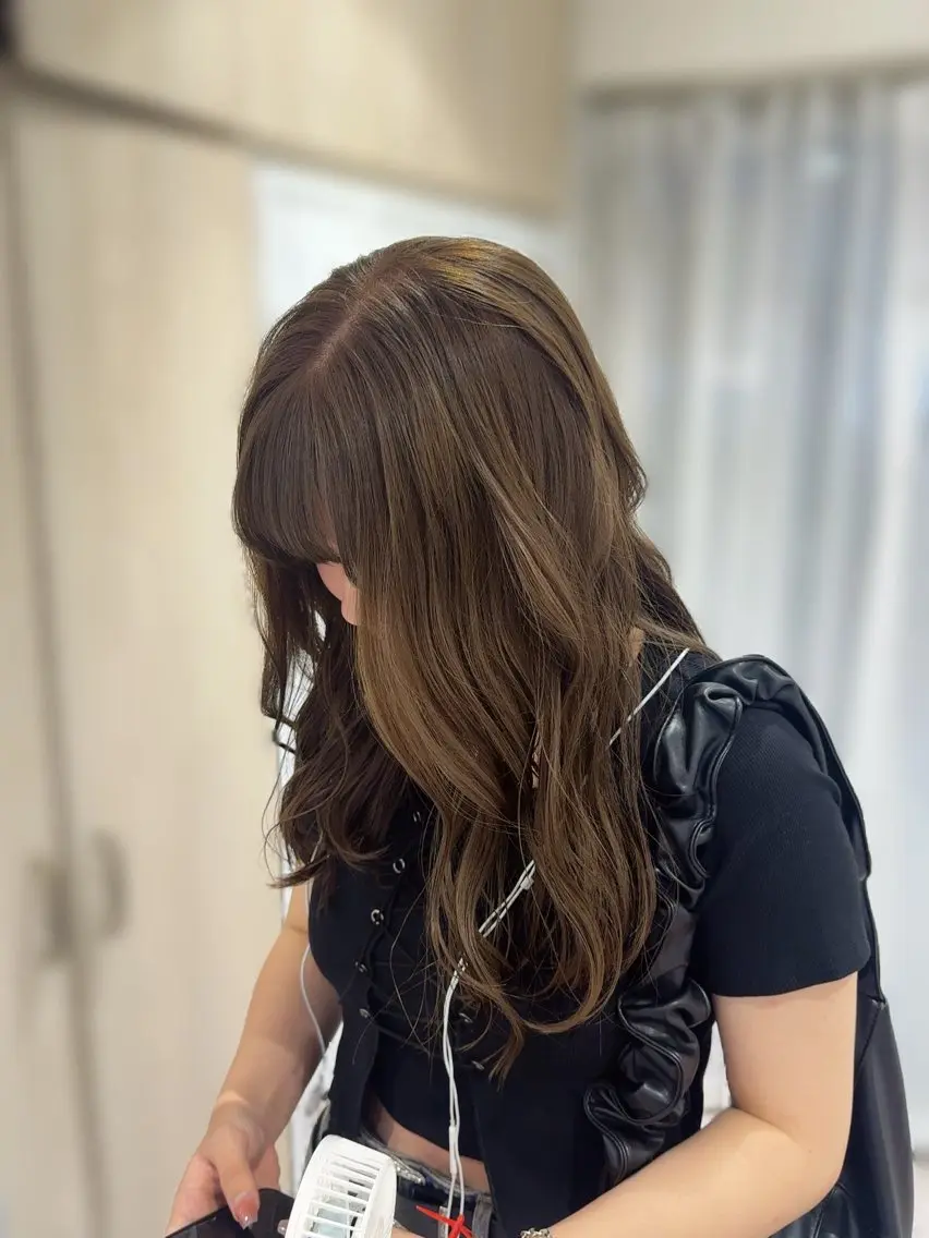 ロング カラー ベージュカラー ダブルカラー ミルクティーベージュ 女性のための美容師/ 下北沢/ヨシダモモカのヘアスタイル