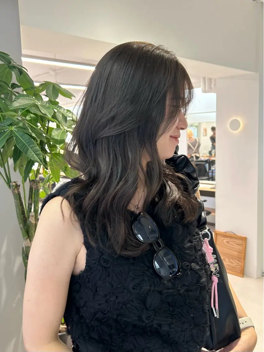 セミロング カラー ベージュカラー オリーブベージュ レイヤーカット カット ヘアカラー lomalia moekaのヘアスタイル