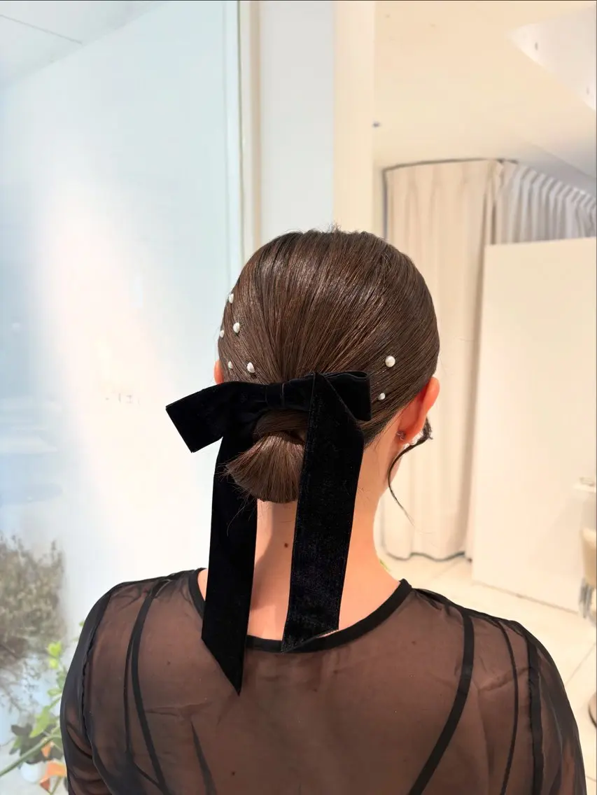 ミディアム カラー お団子ヘア ヘアセット カジュアルを女っぽく 𝗮𝘆𝗮𝗰𝗼のヘアスタイル
