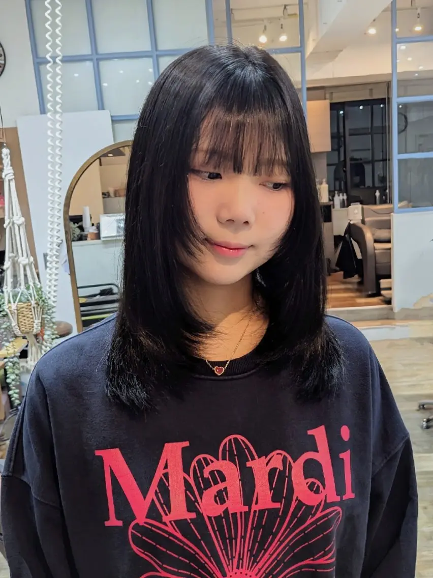カラー ミディアム ミディアムレイヤー ダークグレー ダークグレージュ グレージュ レイヤーカット ヘアカラー トリートメント 🏹MIYU￤抜け感 ×柔らかカラーのヘアスタイル