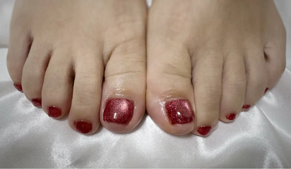 ネイル キラキラネイル マグネットネイル 赤色 フットネイル Amule nailのネイルデザイン