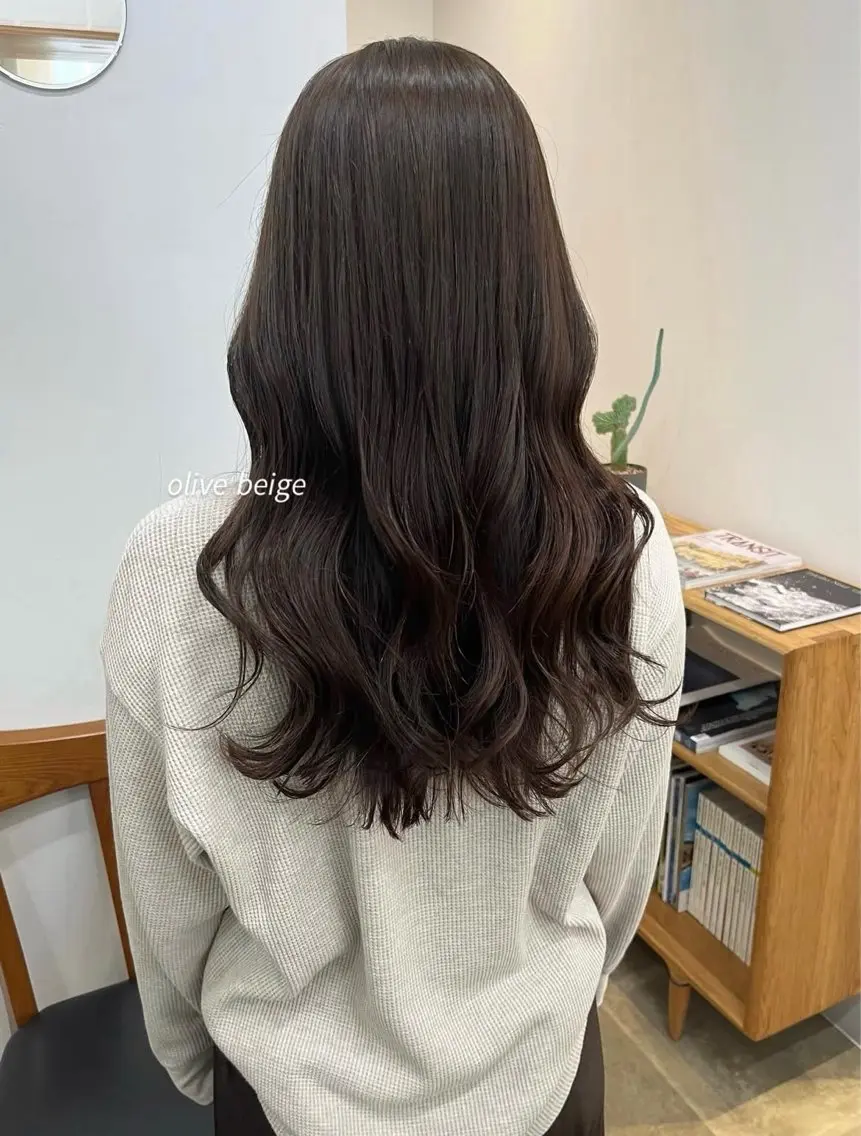 カラー オリーブカラー 都築 初果のヘアスタイル
