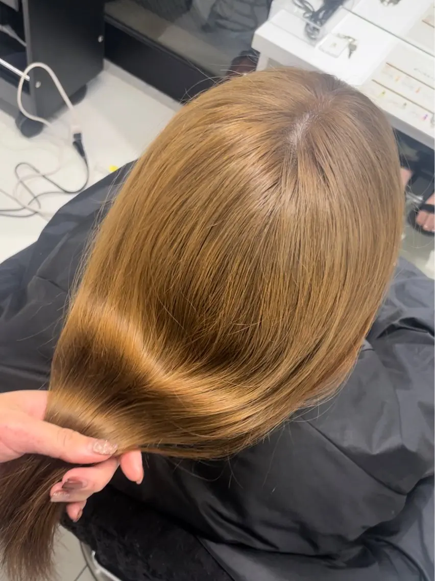 セミロング カラー yuzuna ハイトーン 天神のヘアスタイル