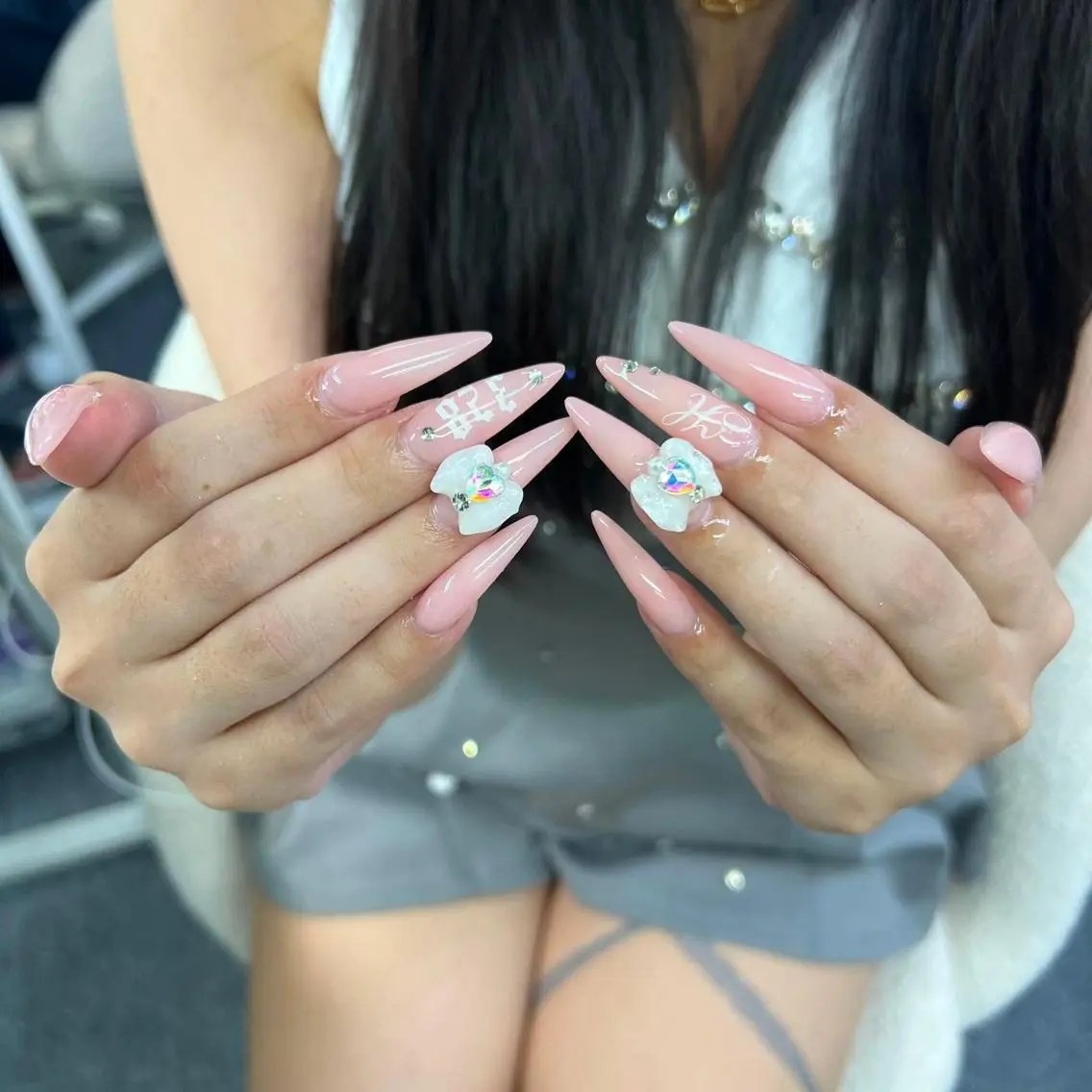 ネイル ブルー 長さ出し フラワーネイル キラキラネイル 水色 ハンドネイル フットネイル Umee Nailのネイルデザイン