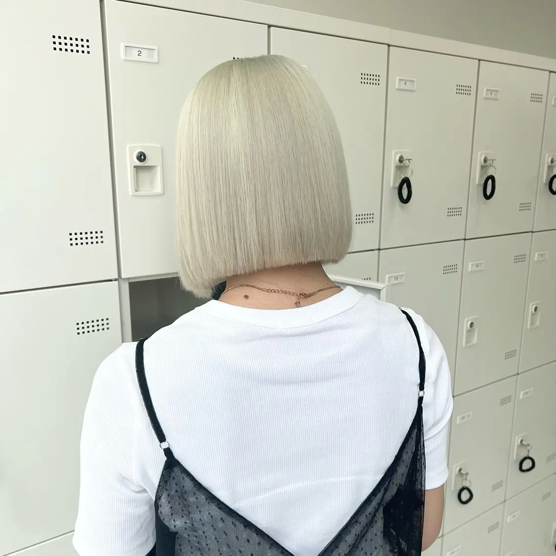 ミディアム カラー 🖤ハイトーン× レイヤー🖤SARAのヘアスタイル
