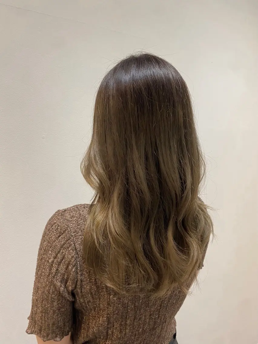 セミロング カラー バレイヤージュ ブリーチ グラデーションカラー グレージュ レイヤーカット カット ヘアカラー トリートメント ♡オシャ髪♡AI ✂️newi町田のヘアスタイル