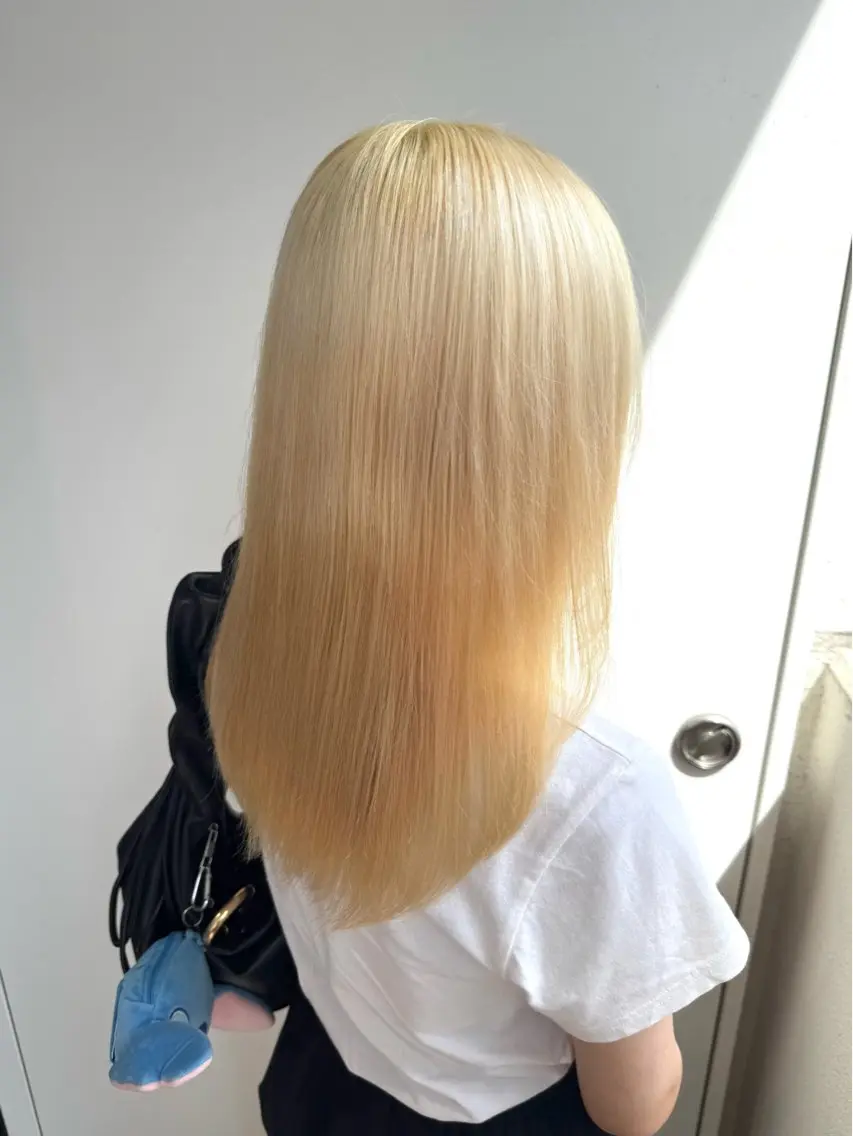 セミロング カラー ブリーチ 抜きっぱなしブロンド ブロンド ホワイトブロンド ヘアカラー 縮毛矯正/エクステ /艶カラー/ヘアメのヘアスタイル