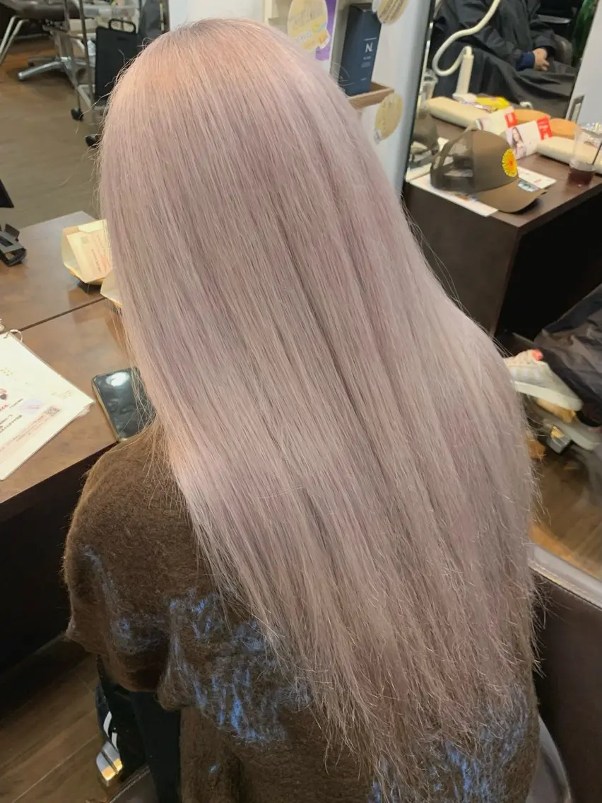 ロング カラー ベージュカラー グレージュ ハイトーンカラー ラベンダーカラー ホワイトベージュ ヘアカラー トリートメント 小笠原 菜緒のヘアスタイル