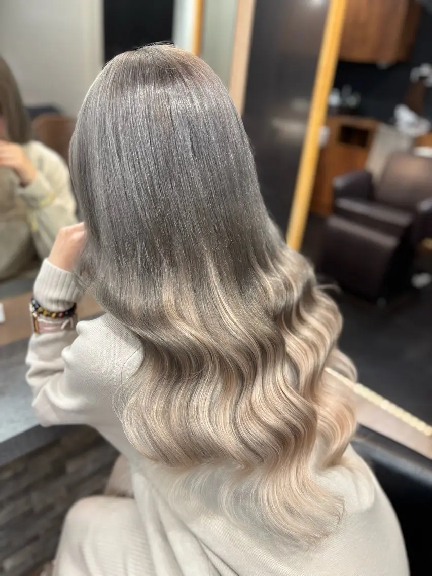 ロング カラー ブリーチ シルバー ホワイトシルバー エクステ 髪質改善 カット ヘアカラー エクステ 横浜/エクステ特化× 艶カラー/あいかのヘアスタイル