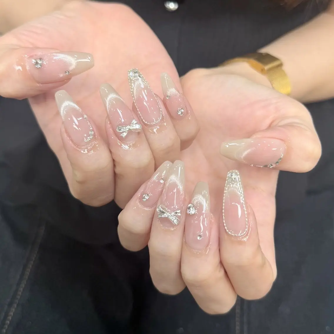 ネイル チークネイル フレンチネイル ジェルネイル ガーリー キラキラネイル ハンドネイル UM Nail Salonのネイルデザイン