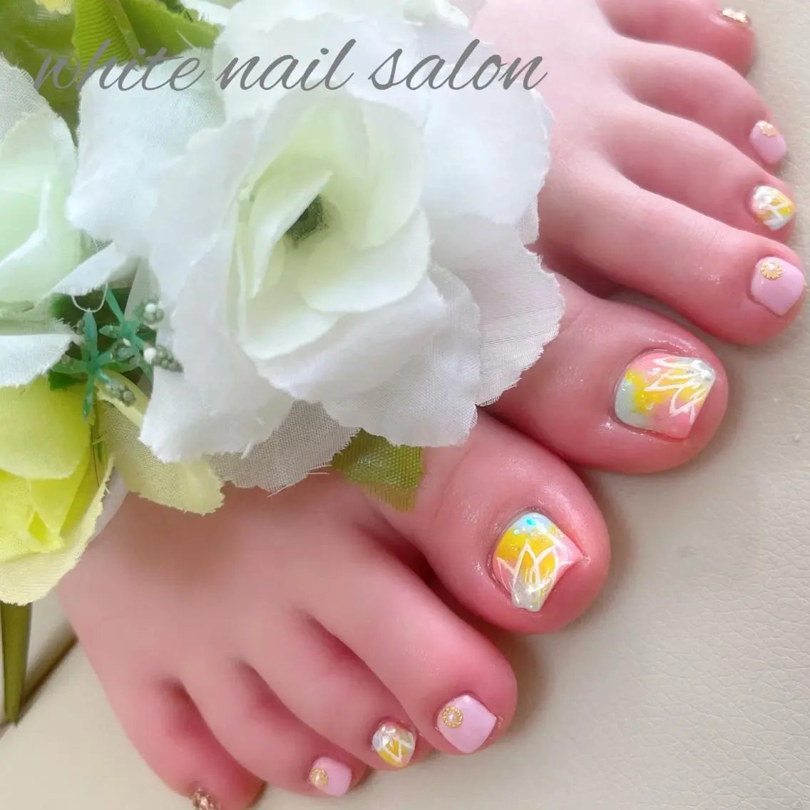 ネイル フットネイル ジェルネイル ハードジェル ラメ(グリッター) 持ち込み フットネイル white nail salonのネイルデザイン