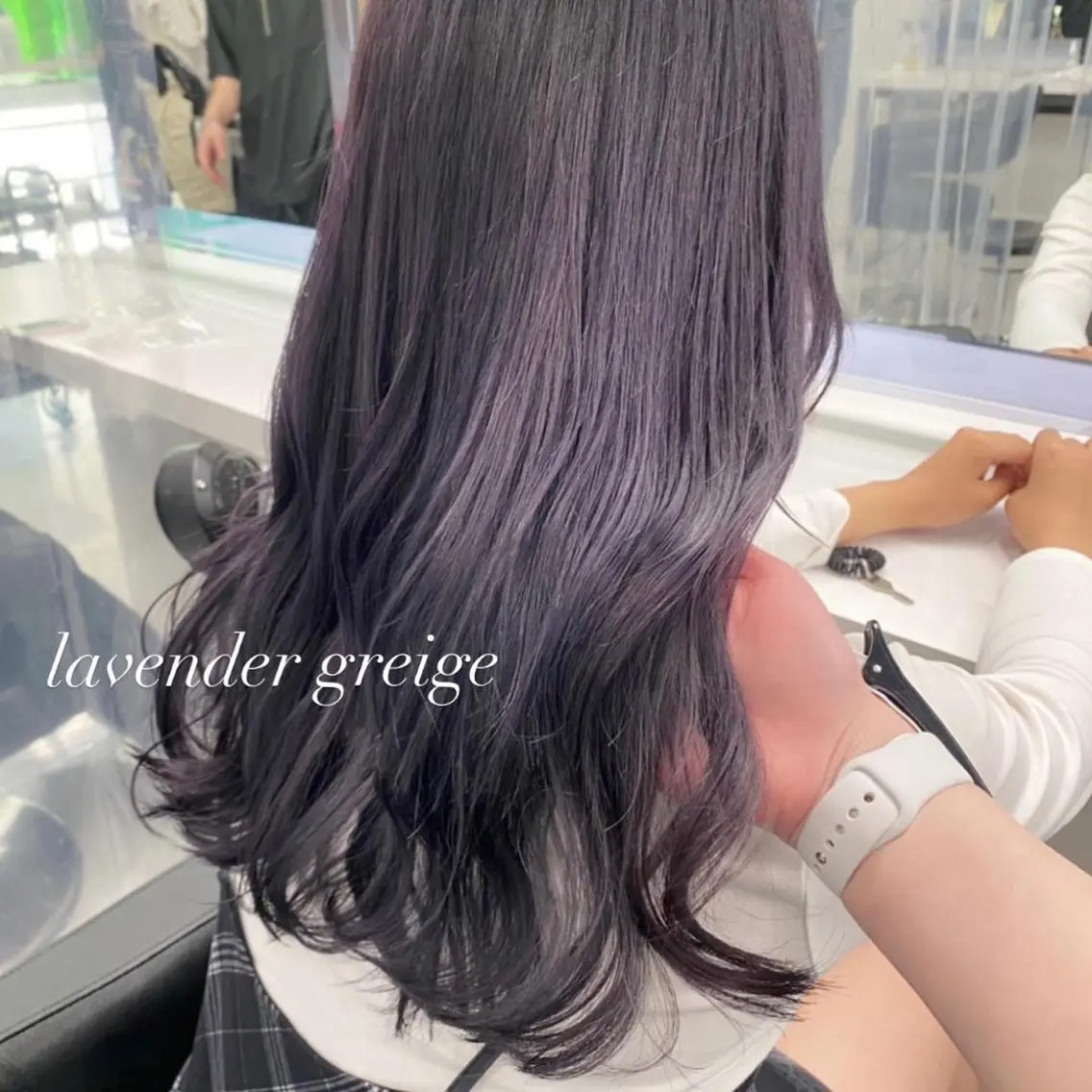セミロング カラー 抜け感レイヤー︴ ニュアンスカラーのヘアスタイル