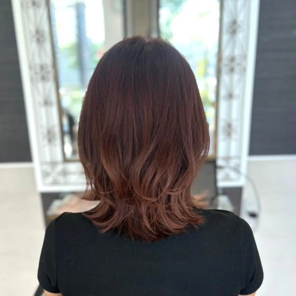 ミディアム カラー くびれヘア レイヤーカット 外ハネヘア ウルフカット ウルフレイヤー カット ヘアカラー トリートメント 秋山 達乃進のヘアスタイル